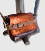 Besace en cuir pour femme. sac à main et bandoulière cuir de fabrication entièrement artisanale en Bretagne. Créatrice de mode, Maela créations propose de la maroquinerie artisanale haut de gamme.