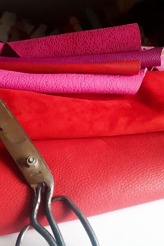 Gamme de cuir rouge et rose pour une commande personnalisée de l'atelier Maela Créations
