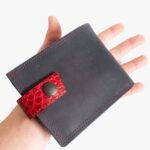Vente en ligne de portefeuille en cuir bleu marine très foncé et vachette effet croco rouge. Fabrication artisanal Maela Créations. Marquinerie fait main en Bretagne