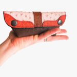 Etuis à lunette, pochette pour lunette, pochette en cuir fabrication artisanale à Audierne, Finistère. Création de maroquinerie artisanale, cuirs colorés