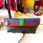 Etuis à lunette, pochette pour lunette, pochette en cuir fabrication artisanale à Audierne, Finistère. Création de maroquinerie artisanale, cuirs colorés