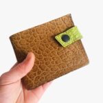 vente en ligne de portefeuille en cuir vert. Artisanat fabriqué en france à audierne en bretagne, boutique de createurs