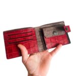 Vente en ligne de portefeuille en cuir gris texturé et vachette effet croco rouge. Fabrication artisanal Maela Créations. Marquinerie fait main en Bretagne