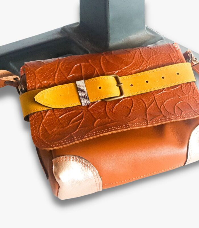 Maroquinerie artisanale colorée, sac à main en cuir original, petit sac bandoulière, maela créations créatrice de maroquinerie artisanale à Audierne, 29.