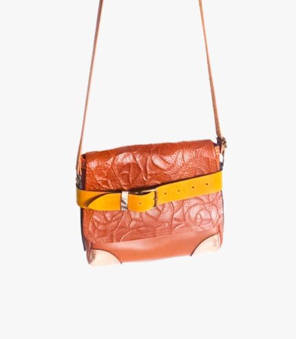 Maroquinerie artisanale colorée, sac à main en cuir original, petit sac bandoulière, maela créations créatrice de maroquinerie artisanale à Audierne, 29.