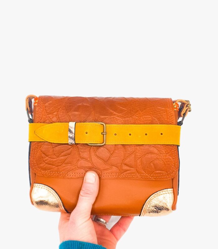 Maroquinerie artisanale colorée, sac à main en cuir original, petit sac bandoulière, maela créations créatrice de maroquinerie artisanale à Audierne, 29.