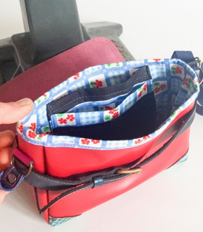 Maroquinerie artisanale colorée, sac à main en cuir original, petit sac bandoulière, maela créations créatrice de maroquinerie artisanale à Audierne, 29.