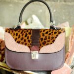Maroquinerie artisanale colorée, sac à main en cuir original et inspiré vintage, sac bandoulière amovible, porté main et épaule, maela créations créatrice de maroquinerie artisanale à Audierne, 29.