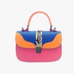 Maroquinerie artisanale colorée, sac à main en cuir original et inspiré vintage, sac bandoulière amovible, porté main et épaule, maela créations créatrice de maroquinerie artisanale à Audierne, 29.