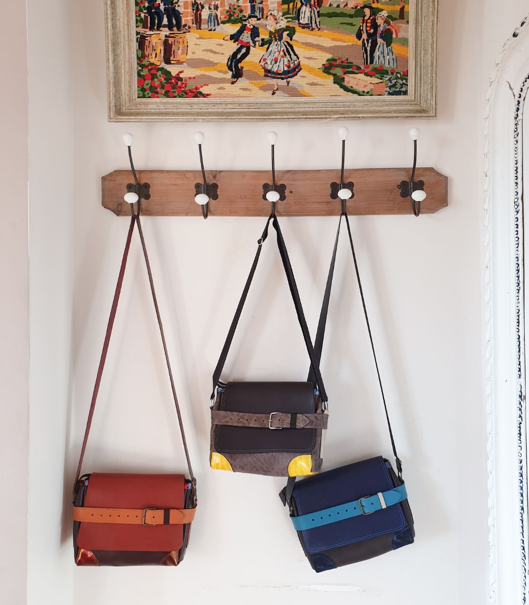Maroquinerie créative et artisanale, sac moyen en cuir, besace bandoulière, sac coloré cuir maela créations