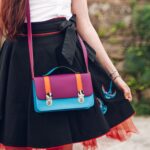 Sac cartable bandoulière. Sac vintage artisanal en cuir. cartable à bandoulière, sac à main femme esprit cartable, maroquinerie artisanale, fait main, made in france. Maela Créations à Audierne, Finistère, Bretagne