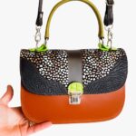 Maroquinerie artisanale colorée, sac à main en cuir original et inspiré vintage, sac bandoulière amovible, porté main et épaule, maela créations créatrice de maroquinerie artisanale à Audierne, 29.