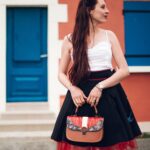 Maroquinerie artisanale colorée, sac à main en cuir original et inspiré vintage, sac bandoulière amovible, porté main et épaule, maela créations créatrice de maroquinerie artisanale à Audierne, 29.