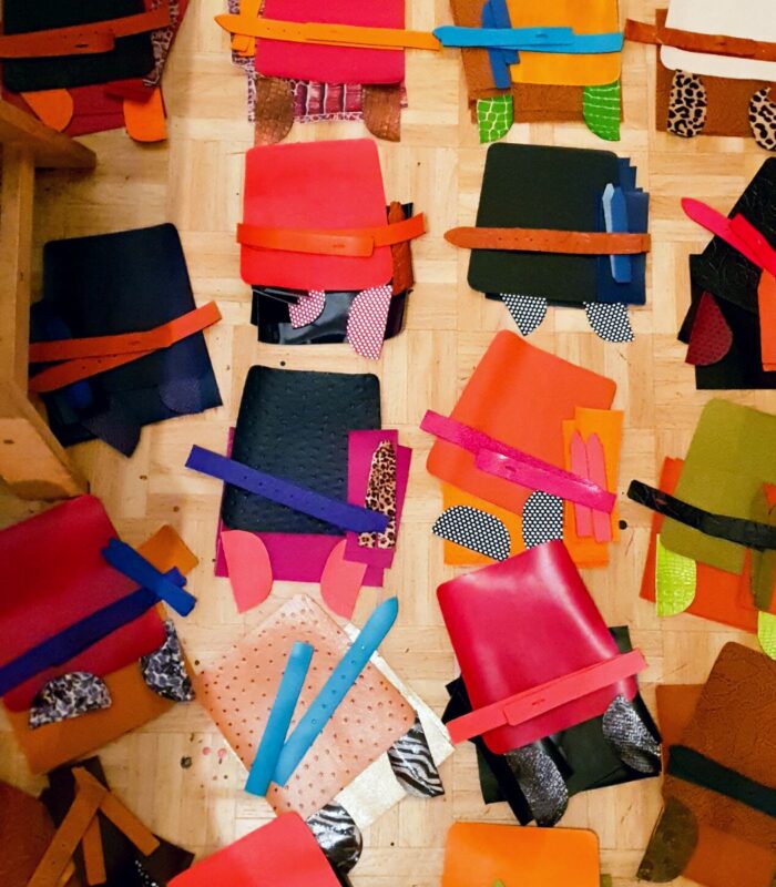 Fabrication artisanale de sacs en cuir, des pièces uniques hautes en couleurs.