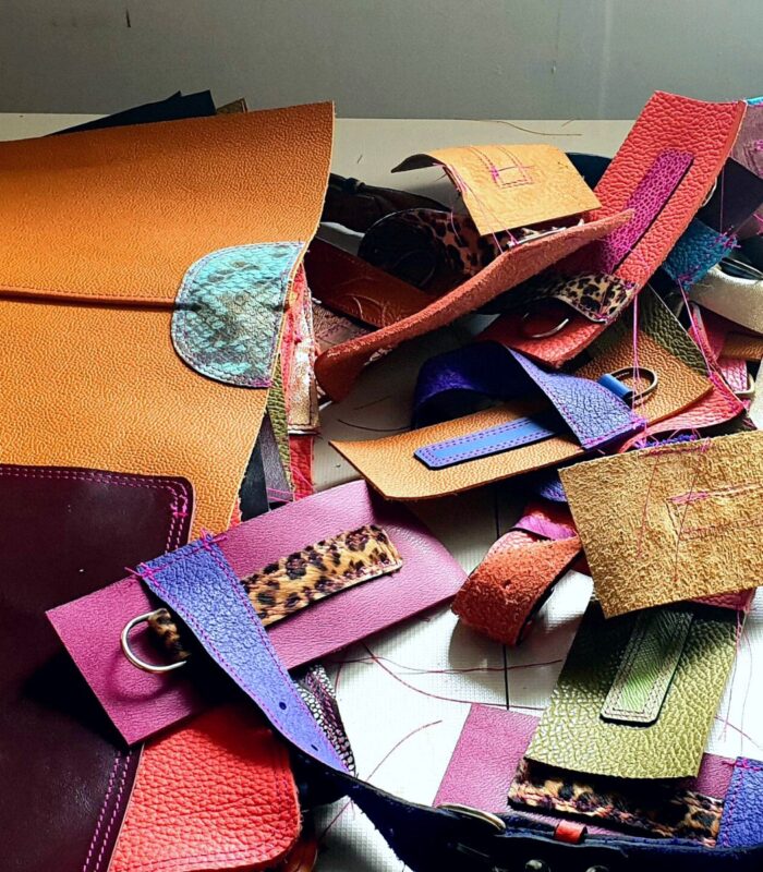 Fabrication artisanale de sacs en cuir, des pièces uniques hautes en couleurs.