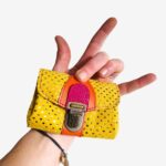 Porte monnaie cuir "Pop" porte-monnaie en cuir anis à pois doré,orange et rose. Pièces unique et artisanale, maela créations, Audierne, Finistère, Bretagne.