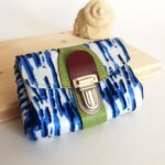 Porte monnaie cuir "Pop" porte-monnaie en cuir zébré bleu électrique, blanc et vert. Pièces unique et artisanale, maela créations, Audierne, Finistère, Bretagne.