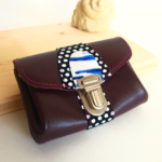 Porte monnaie cuir "Pop" porte-monnaie en cuir prune, bleu, à pois noir et blanc. Pièces unique et artisanale, maela créations, Audierne, Finistère, Bretagne.
