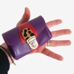 Porte monnaie cuir "Pop" porte monnaie en cuir violet, rouge et léopard. Pièces unique et artisanale, maela créations, Audierne, Finistère, Bretagne.