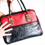 grand sac à main en cuir, fabrication française artisanal. Pièce unique et original pour des femmes de caractère qui affirment leur différence. Maela créations, maroquinerie artisanale à Audierne en bretagne.