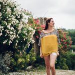 T-shirt large jaune et imprimé à motifs géométriques violets, tunique large, vêtement de créateur. mode artisanale Pièces unique et artisanale, maela créations, Audierne, Finistère, Bretagne.