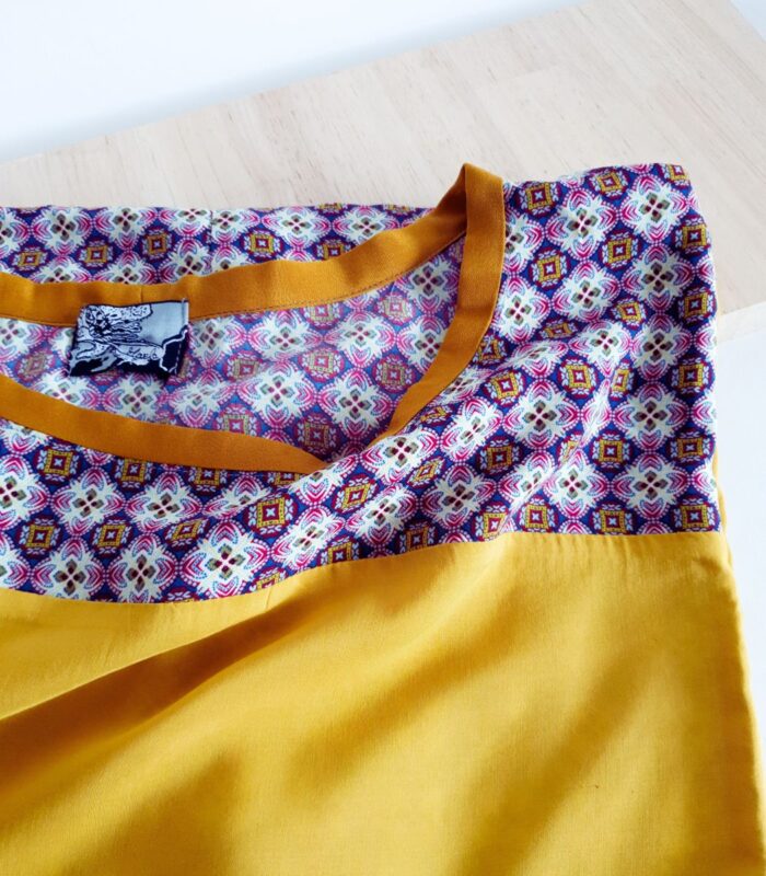 T-shirt large jaune et imprimé à motifs géométriques violets, tunique large, vêtement de créateur. mode artisanale Pièces unique et artisanale, maela créations, Audierne, Finistère, Bretagne.