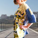 Tunique large, oversize, T-shirt large motif esprit BD, bleu marine et jaune. Joli imprimé à motifs géométriques, tunique large esprit kimono, vêtement de créateur. mode artisanale Pièces unique et artisanale, maela créations, Audierne, Finistère, Bretagne.