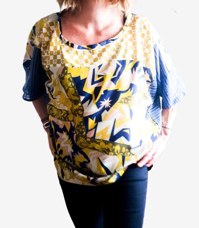 Tunique large, oversize, T-shirt large motif esprit BD, bleu marine et jaune. Joli imprimé à motifs géométriques, tunique large esprit kimono, vêtement de créateur. mode artisanale Pièces unique et artisanale, maela créations, Audierne, Finistère, Bretagne.