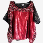Tunique large, oversize, T-shirt large rouge brillant, beige et noir. Joli imprimé à motifs géométriques seventies, tunique large, vêtement de créateur. mode artisanale Pièces unique et artisanale, maela créations, Audierne, Finistère, Bretagne.