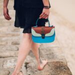 Sac à main vintage pour femme. Sac en cuir bleu ciel, camel et beige, création artisanale. Fabriqué en Bretagne, à Audierne dans le Finistère. Artisanat local et haut de gamme.