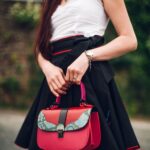 Sac à main vintage pour femme. Sac en cuir rose, rouge et turquoise, création artisanale. Fabriqué en Bretagne, à Audierne dans le Finistère. Artisant local et haut de gamme.