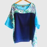 Tunique large, oversize, T-shirt large bleu ciel et motifs à fleurs printemps. tunique large esprit kimono, vêtement de créateur. mode artisanale Pièces unique et artisanale, maela créations, Audierne, Finistère, Bretagne.