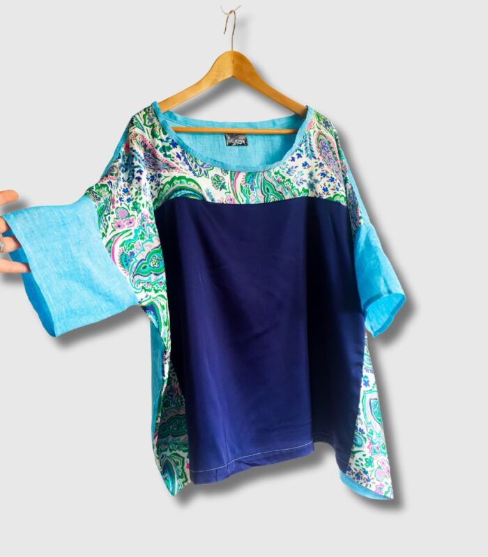 Tunique large, oversize, T-shirt large bleu ciel et motifs à fleurs printemps. tunique large esprit kimono, vêtement de créateur. mode artisanale Pièces unique et artisanale, maela créations, Audierne, Finistère, Bretagne.