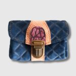 Porte-monnaie en cuir coloré, artisanal et fait main en France. Maela créations, métiers d'art créatrice de mode et maroquinerie artisanale à Audierne.