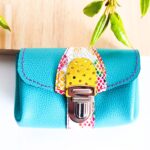 Porte-monnaie en cuir coloré, artisanal et fait main en France. Maela créations, métiers d'art créatrice de mode et maroquinerie artisanale à Audierne.