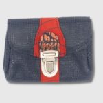 Porte-monnaie en cuir coloré, artisanal et fait main en France. Maela créations, métiers d'art créatrice de mode et maroquinerie artisanale à Audierne.