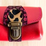 Porte-monnaie en cuir coloré, artisanal et fait main en France. Maela créations, métiers d'art créatrice de mode et maroquinerie artisanale à Audierne.