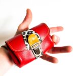 Porte-monnaie en cuir coloré, artisanal et fait main en France. Maela créations, métiers d'art créatrice de mode et maroquinerie artisanale à Audierne.