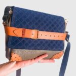 Sac moyen cuir pour femme. sac à main et bandoulière cuir de fabrication entièrement artisanale en Bretagne. Créatrice de mode, Maela créations propose de la maroquinerie artisanale haut de gamme.