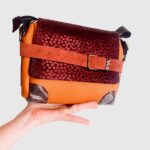 Sac moyen cuir pour femme. sac à main et bandoulière cuir de fabrication entièrement artisanale en Bretagne. Créatrice de mode, Maela créations propose de la maroquinerie artisanale haut de gamme.