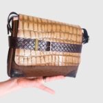 Sac moyen cuir pour femme. sac à main et bandoulière cuir de fabrication entièrement artisanale en Bretagne. Créatrice de mode, Maela créations propose de la maroquinerie artisanale haut de gamme.