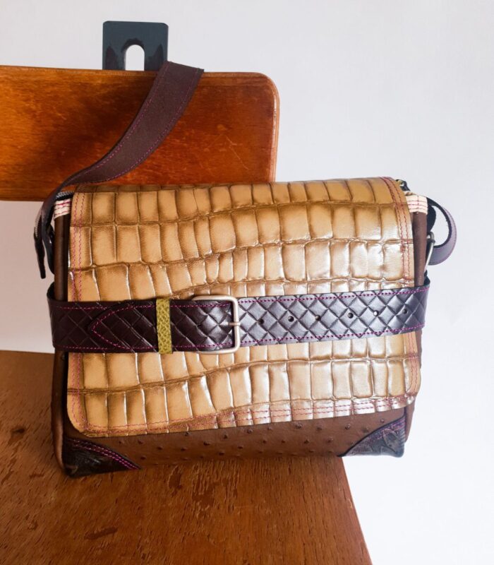 Sac moyen cuir pour femme. sac à main et bandoulière cuir de fabrication entièrement artisanale en Bretagne. Créatrice de mode, Maela créations propose de la maroquinerie artisanale haut de gamme.