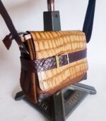 Sac moyen cuir pour femme. sac à main et bandoulière cuir de fabrication entièrement artisanale en Bretagne. Créatrice de mode, Maela créations propose de la maroquinerie artisanale haut de gamme.