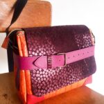 Sac moyen cuir pour femme. sac à main et bandoulière cuir de fabrication entièrement artisanale en Bretagne. Créatrice de mode, Maela créations propose de la maroquinerie artisanale haut de gamme.