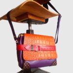 Sac moyen cuir pour femme. sac à main et bandoulière cuir de fabrication entièrement artisanale en Bretagne. Créatrice de mode, Maela créations propose de la maroquinerie artisanale haut de gamme.