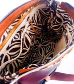 Sac artisanal cuir pour femme. sac à main et bandoulière cuir de fabrication entièrement artisanale en Bretagne. Créatrice de mode, Maela créations propose de la maroquinerie artisanale haut de gamme.