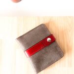 Porte-cartes en cuir coloré, fabrication artisanale en Bretagne.maroquinerie fait main, made in France. "Coco" le petit porte-carte en cuir coloré