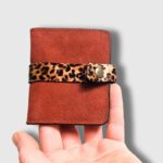 Porte-cartes en cuir coloré, fabrication artisanale en bretagne.maroquinerie fait main, made in france. "Coco" le petit porte-carte en cuir coloré