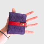 Porte-cartes en cuir coloré, fabrication artisanale en bretagne.maroquinerie fait main, made in france. "Coco" le petit porte-carte en cuir coloré