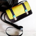 Cartable coloré cuir, sac cartable à bandoulière pour femme. "Odette", sacoche cuir, satchel bag, cartable bandoulière pour femme. Sac en cuir fait main. Maela créatrions, créatrice de maroquinerie artisanale à Audierne, Finistère, Bretagne.